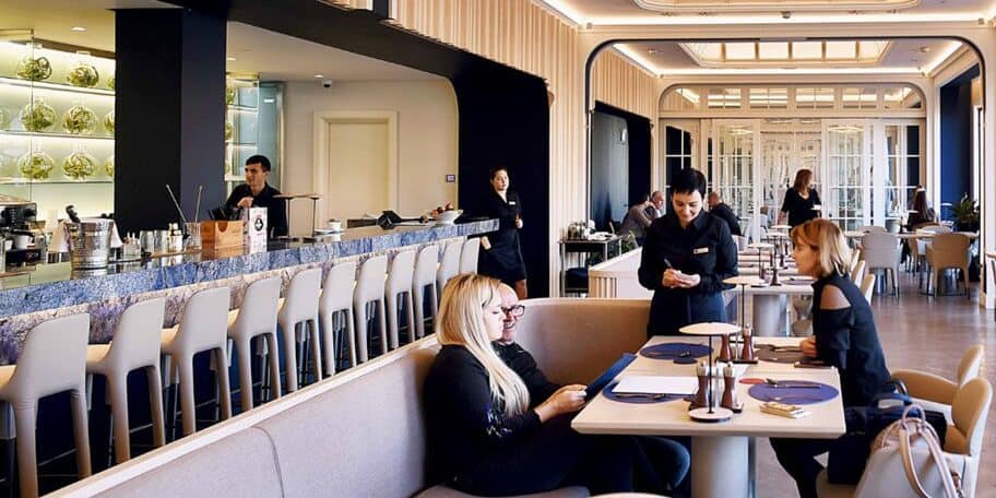 Customer-Satisfaction-at-Full-Service-Restaurants-Stable,-While-Fast-Food-Slips-